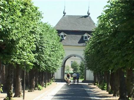 Dormagen : Torhaus des Kloster Knechtsteden, im Vordergrund die Baumallee